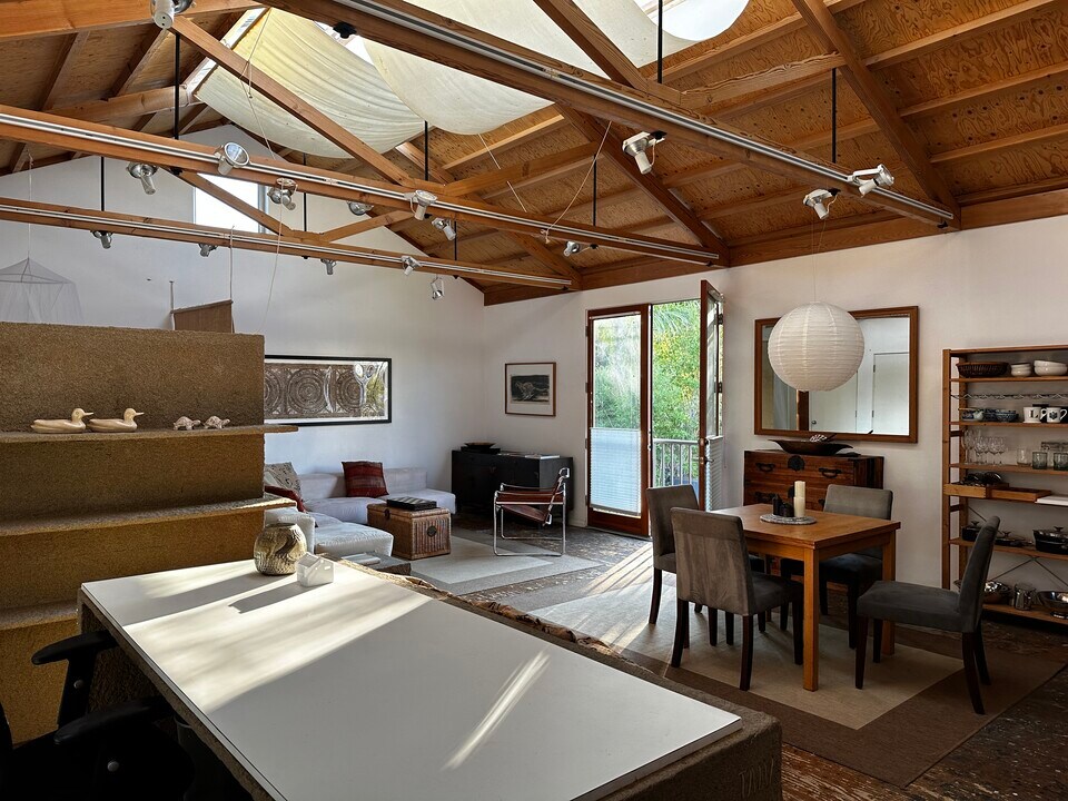 656 Angelus Pl in Los Angeles, CA - Building Photo