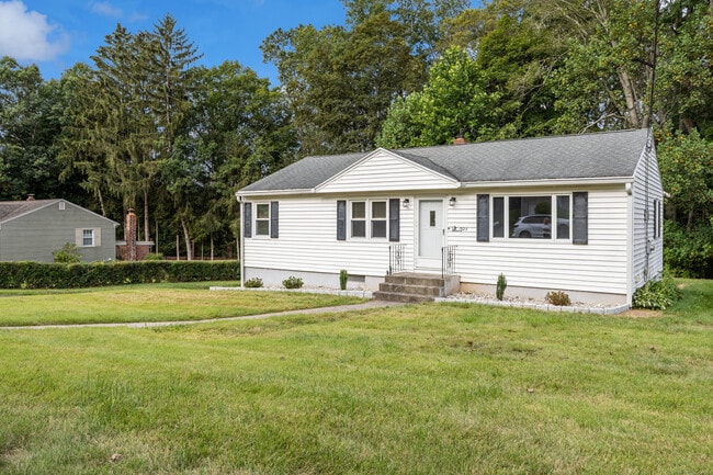 1325 Avon Blvd in Cheshire, CT - Building Photo - Building Photo