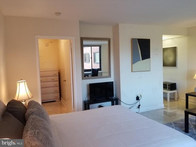 property at 1011 Arlington Blvd