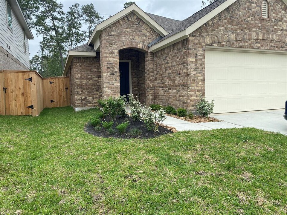2010 Ballesteros St in Crosby, TX - Building Photo