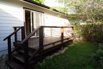 209 Ash St in Buda, TX - Foto de edificio - Building Photo