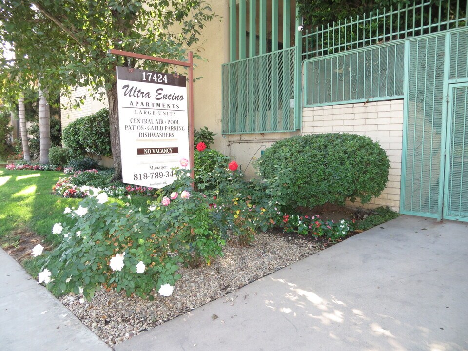17424 Burbank Blvd in Los Angeles, CA - Building Photo