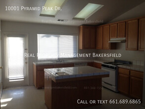 10001 Pyramid Peak Dr in Bakersfield, CA - Building Photo - Building Photo