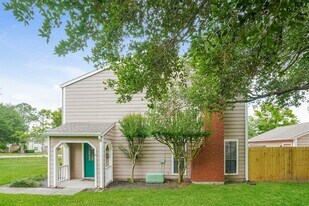 17263 Saturn Ln in Houston, TX - Building Photo