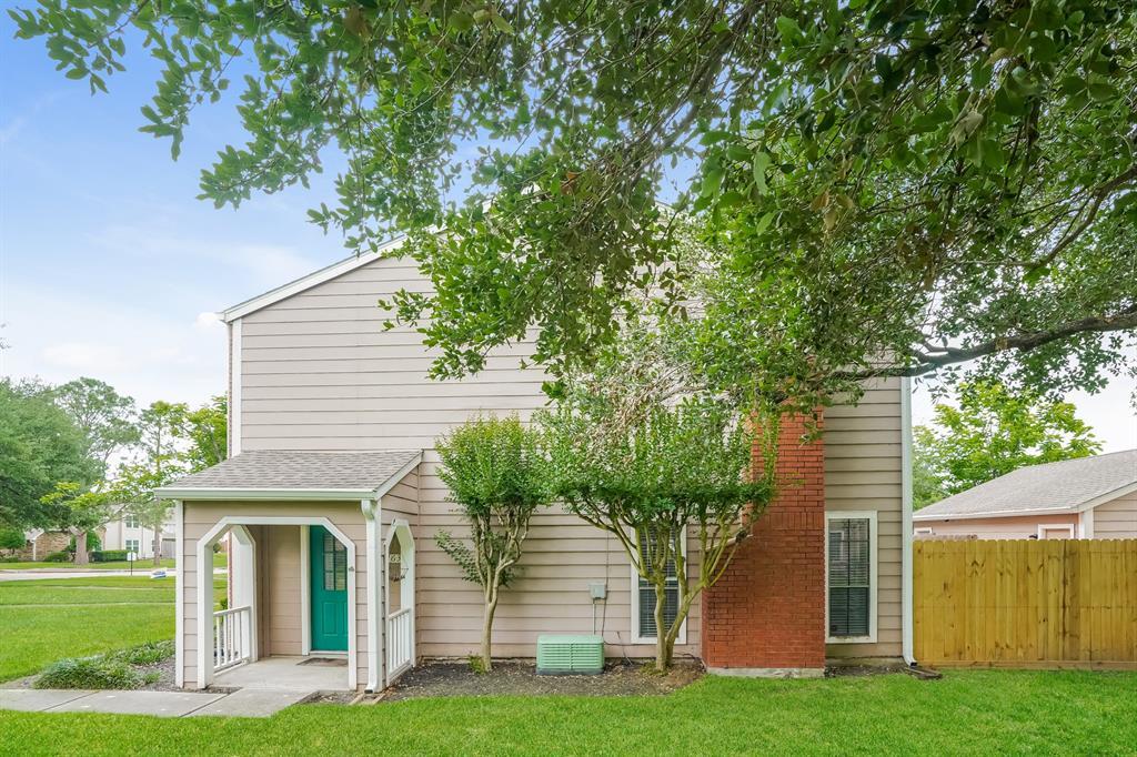 17263 Saturn Ln in Houston, TX - Foto de edificio