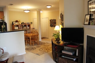 4850 Eisenhower Ave, Unit 421 in Alexandria, VA - Foto de edificio - Building Photo