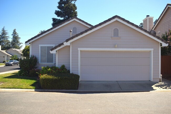 9454 Laguna Pointe Way in Elk Grove, CA - Building Photo - Building Photo