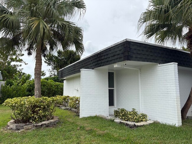 5904 Cedar Cir in Tamarac, FL - Building Photo - Building Photo
