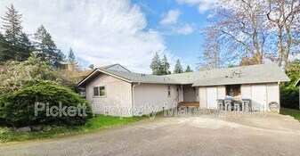 613 Wilbert Ave in Bremerton, WA - Building Photo