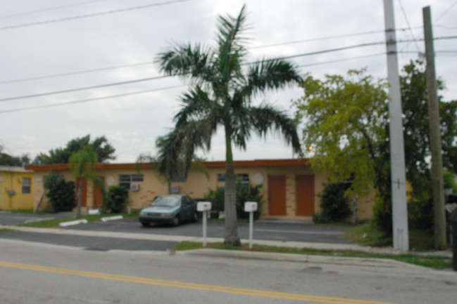 850 NW 11th Ave in Hallandale Beach, FL - Foto de edificio - Building Photo