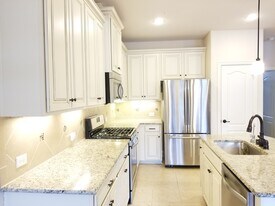 555 Waterloo Dr in Lewisville, TX - Building Photo