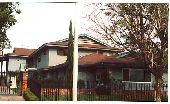 653 E Ruddock St in Covina, CA - Foto de edificio - Building Photo