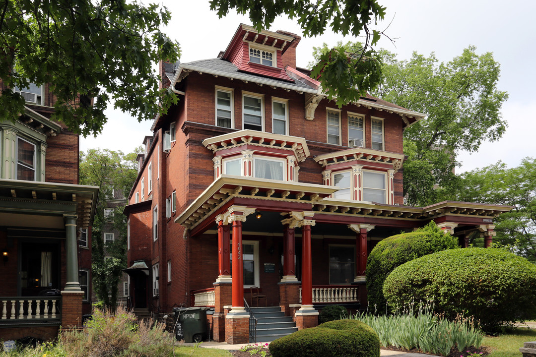 4642 Spruce St in Philadelphia, PA - Foto de edificio