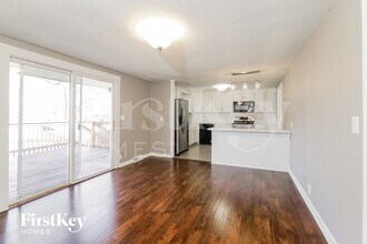 703 Hamblen Rd in Greenwood, MO - Foto de edificio - Building Photo