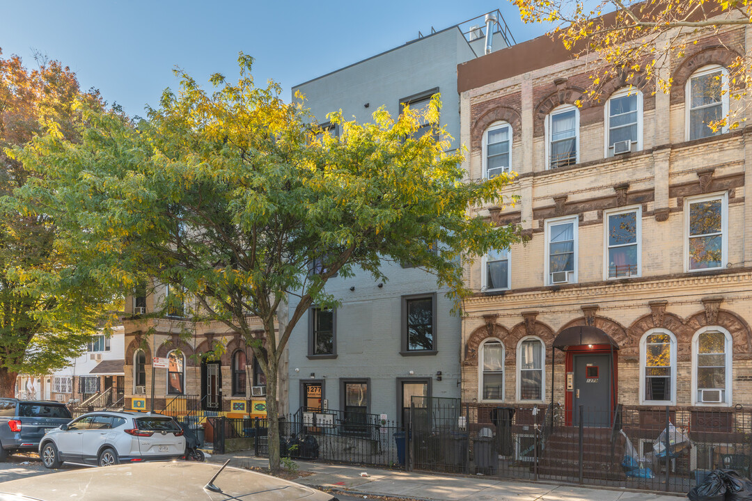 1277 Putnam Ave in Brooklyn, NY - Foto de edificio