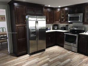 8421 SW 28th St in Davie, FL - Building Photo - Building Photo