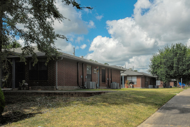 Camelot Pines in Conroe, TX - Building Photo - Building Photo