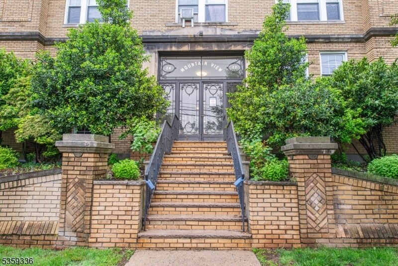 22 St Lukes Pl in Montclair, NJ - Building Photo