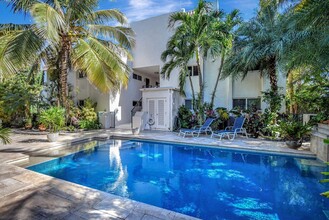 1000 E Camino Real in Boca Raton, FL - Foto de edificio - Building Photo