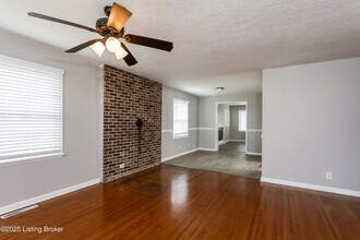 7706 Poinsettia Dr in Louisville, KY - Building Photo - Building Photo