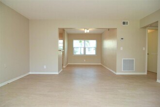 606 12th Ave NE, Unit 2 in St. Petersburg, FL - Foto de edificio - Building Photo