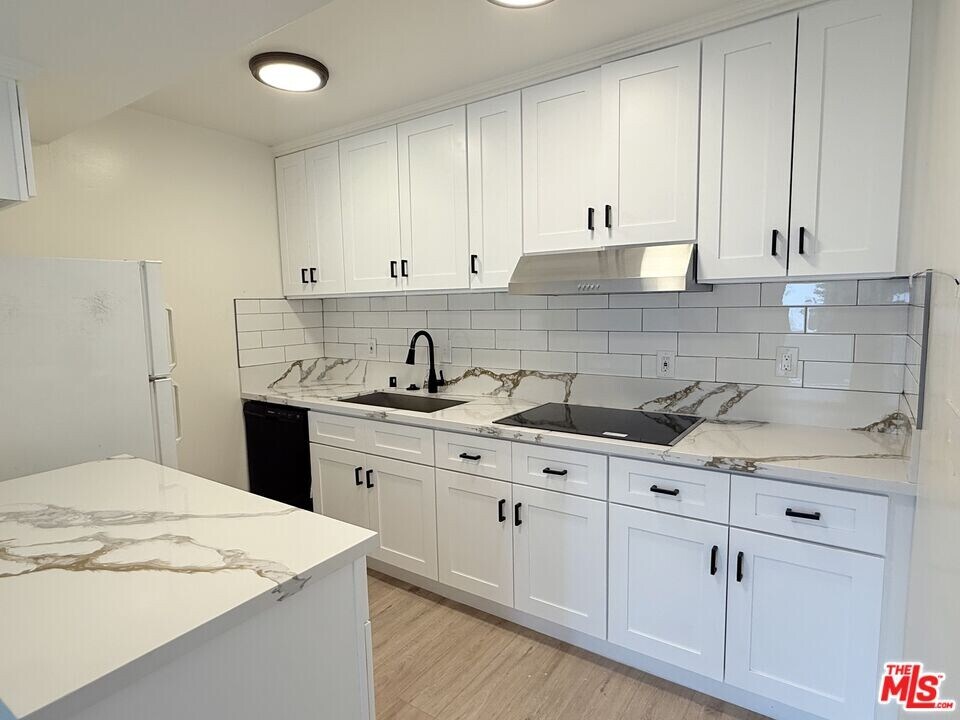 10840 Camarillo St in Los Angeles, CA - Building Photo