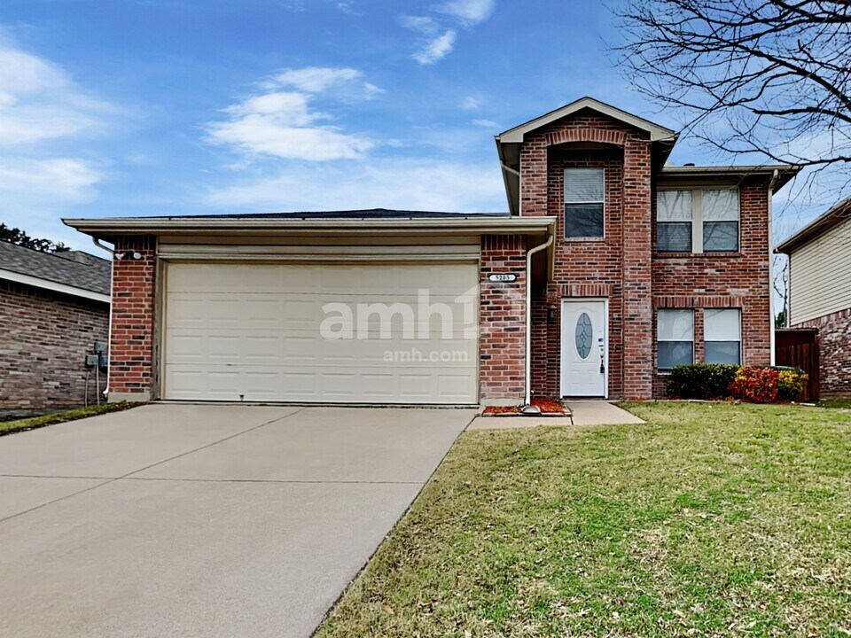 5205 Bedfordshire Dr in Fort Worth, TX - Foto de edificio