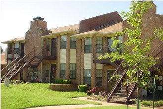 Fairfield Greens Townhomes & Apartments in Midwest City, OK - Building Photo - Building Photo