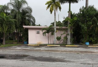 6201-6209 Polk St in Hollywood, FL - Foto de edificio - Building Photo