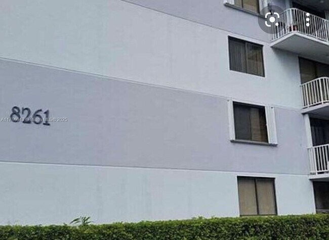 8261 NW 8th St in Miami, FL - Building Photo - Building Photo