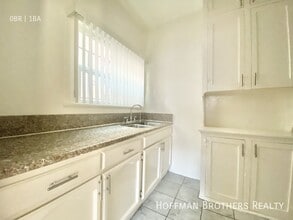 563 Heliotrope Dr, Unit 100 in Los Angeles, CA - Building Photo - Building Photo