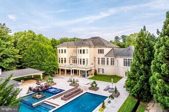 860 Nicholas Run Dr in Great Falls, VA - Building Photo - Building Photo