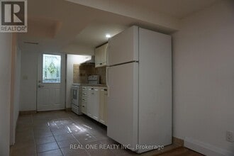 215 Poyntz Ave in Toronto, ON - Building Photo - Building Photo