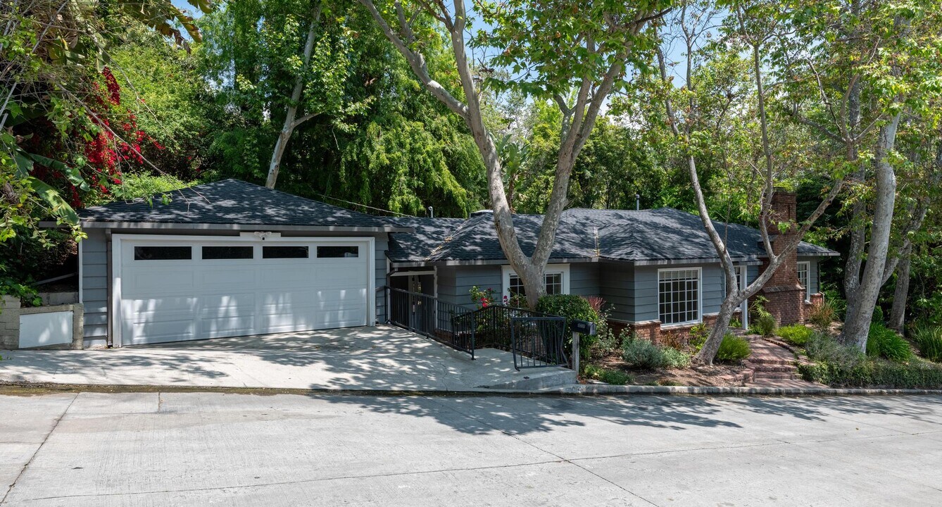 5405 Black Oak Dr in Los Angeles, CA - Foto de edificio