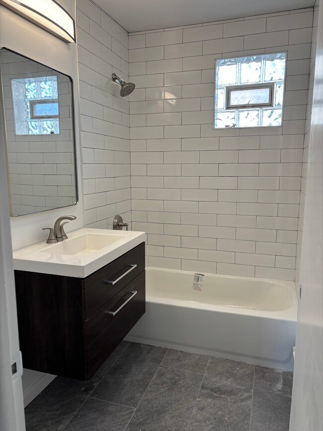 5000 N Austin Ave, Unit 1E