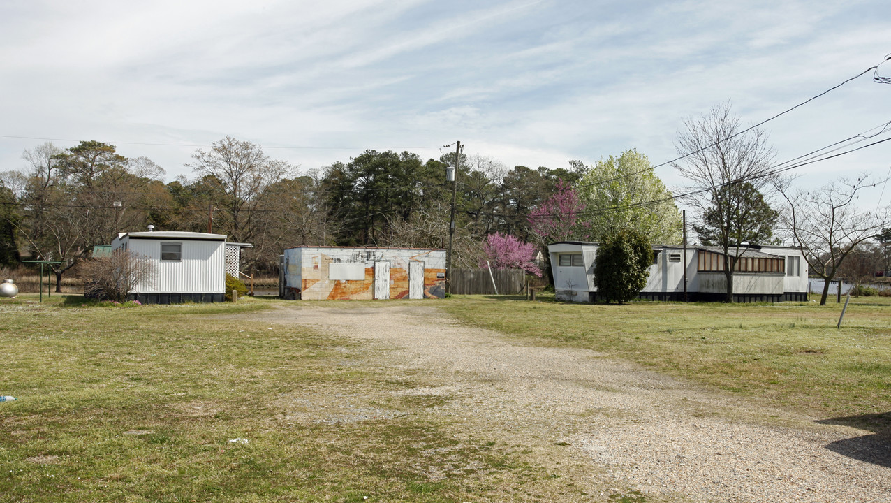 Lone Oak Trailer Park in Chesapeake, VA - Building Photo