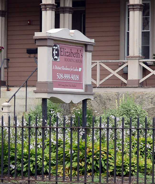 Elizabeth's Rooming House in New Bedford, MA - Foto de edificio - Other