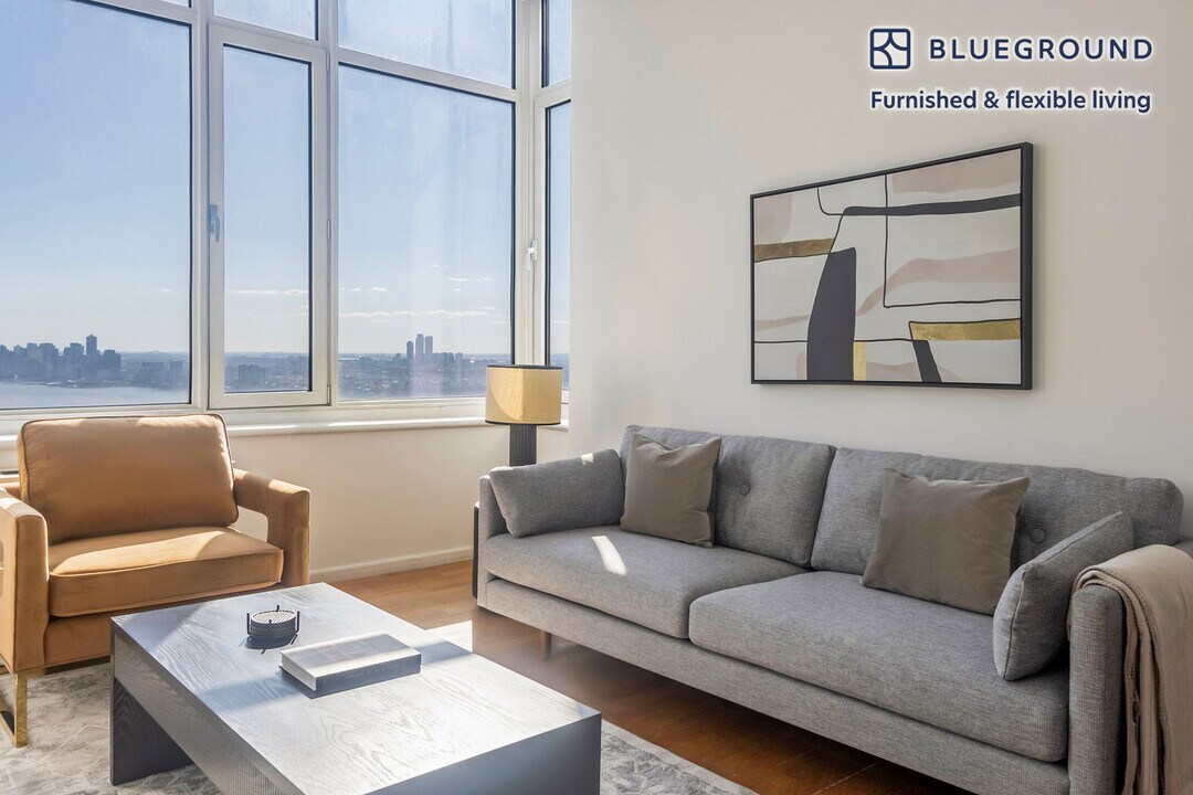 635 W 42nd St in New York, NY - Building Photo