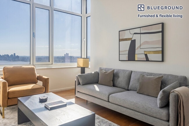 635 W 42nd St