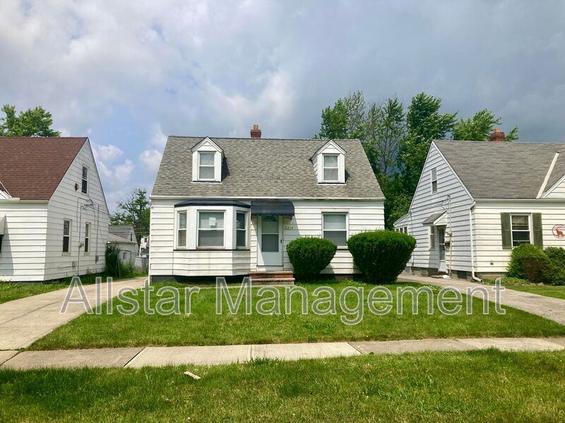 5214 Thomas St in Maple Heights, OH - Building Photo