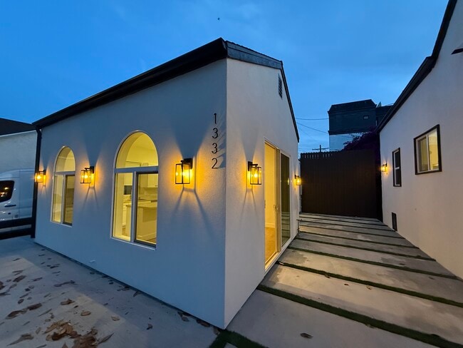 1332-1336 Burnside Ave in Los Angeles, CA - Building Photo - Building Photo