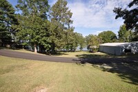 237 Lakeshore Dr in New Concord, KY - Foto de edificio - Building Photo