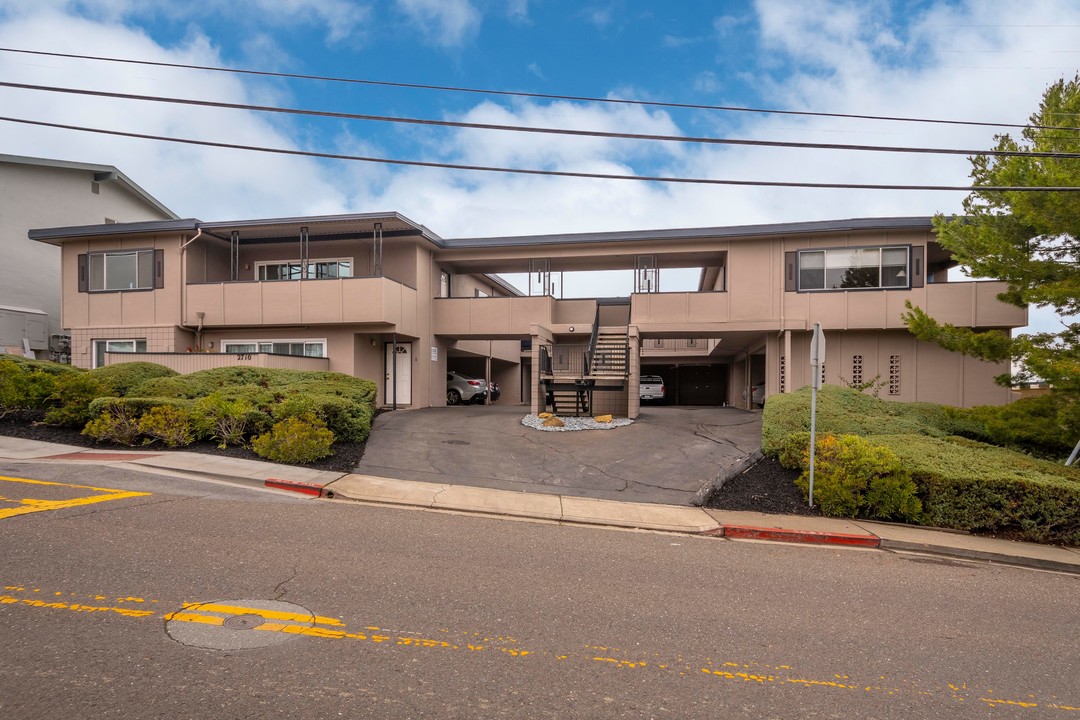 2710 Melendy Dr in San Carlos, CA - Foto de edificio