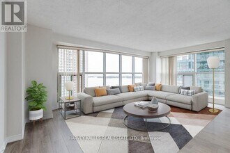 1806-77-2577 Harbour Square in Toronto, ON - Building Photo - Building Photo