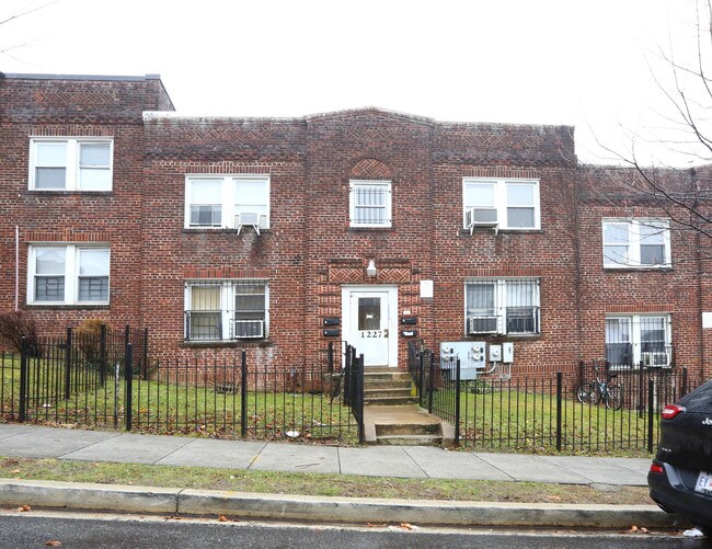 1227 Holbrook Ter NE