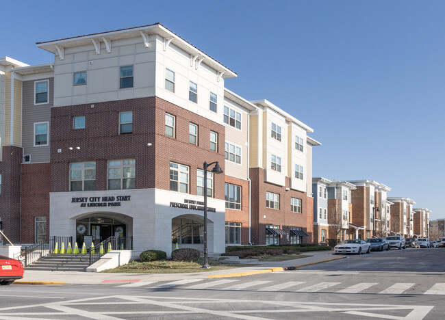 330 Duncan Ave in Jersey City, NJ - Foto de edificio - Building Photo