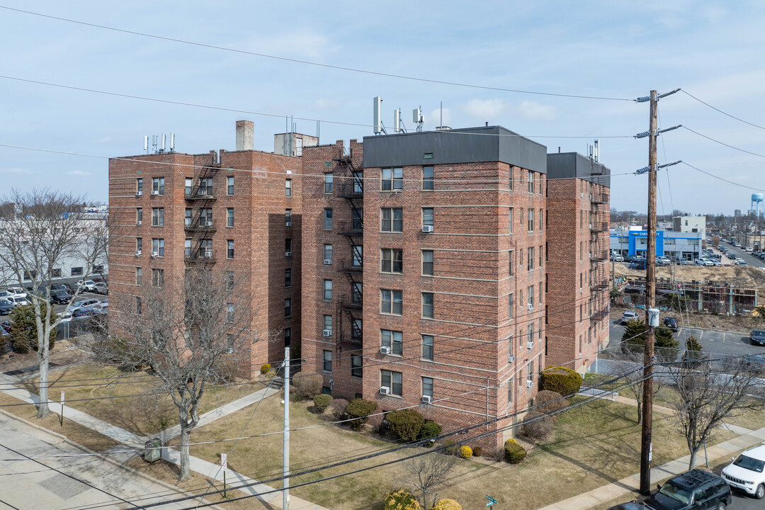 6 Sealey Ave in Hempstead, NY - Foto de edificio