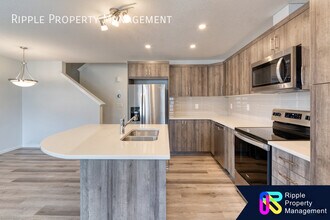 588 Osborne Dr SW in Airdrie, AB - Building Photo - Building Photo