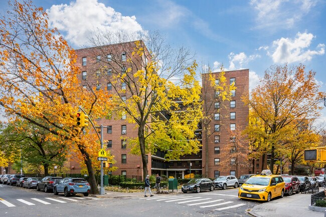 Roosevelt Terrace in Jackson Heights, NY - Foto de edificio - Building Photo