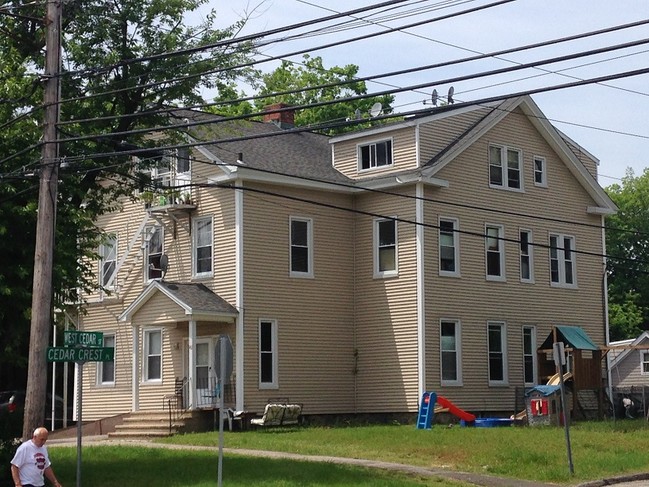 142 W Cedar St in Norwalk, CT - Foto de edificio - Building Photo